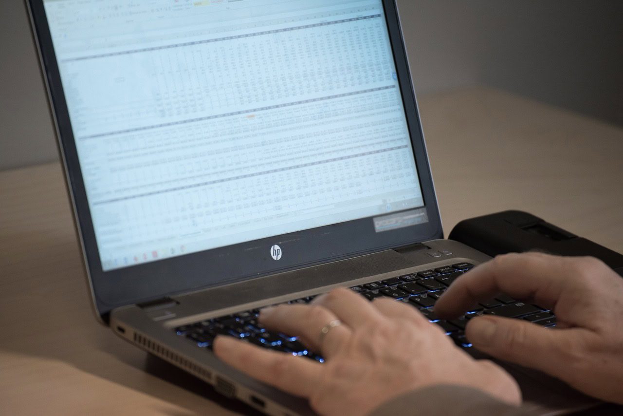 Persona solicitando presupuesto de mudanza en Málaga por Ordenador,WhatsApp o teléfono