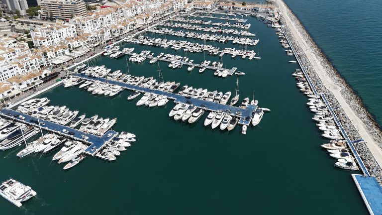 Vista aérea del puerto de Marbella — mudanzas en la Costa del Sol por Piña Mudanzas