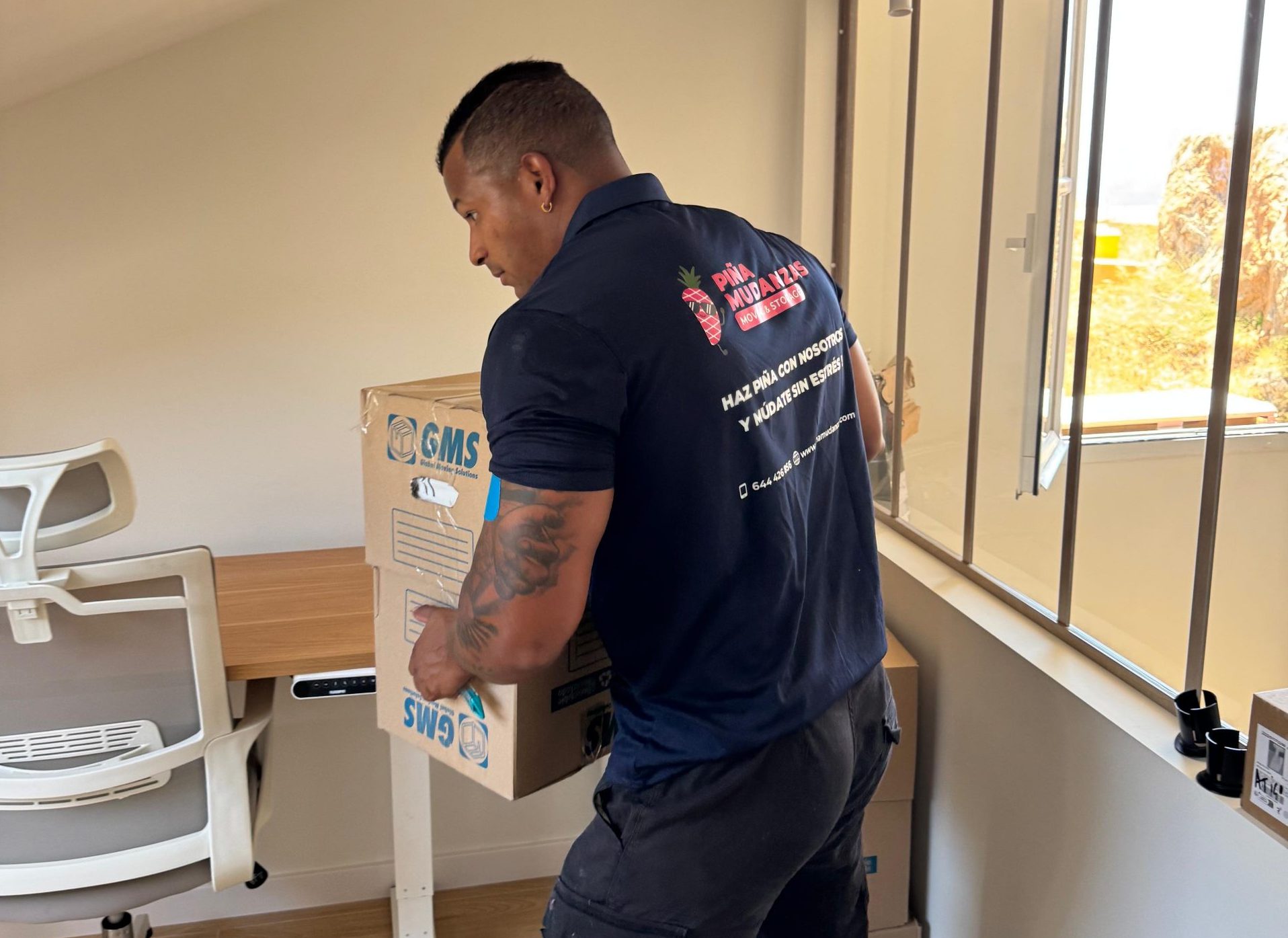 Equipo de Piña Mudanzas trabajando con eficiencia y cuidado en cada traslado
