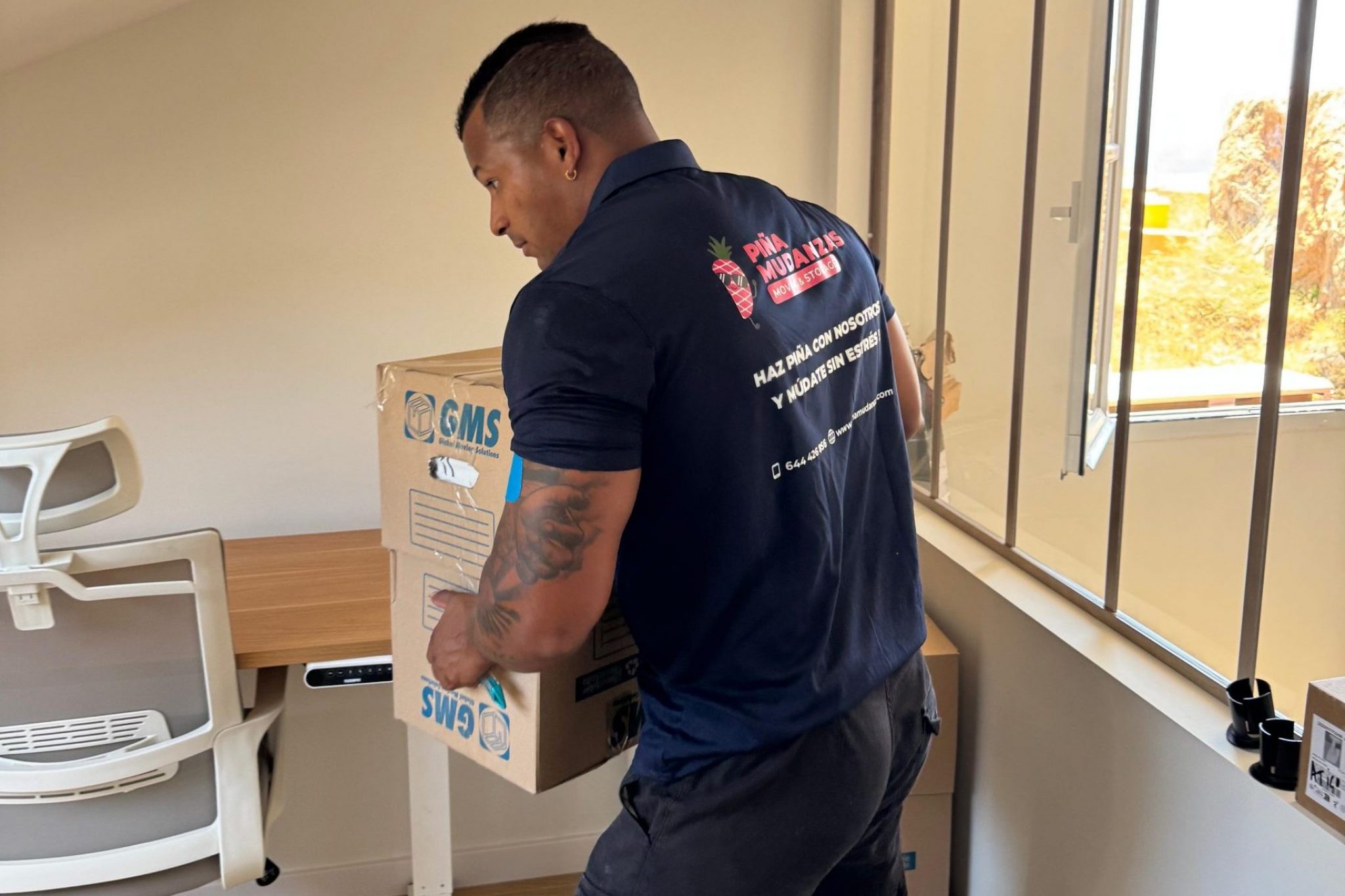 Equipo de Piña Mudanzas trabajando con eficiencia y cuidado en cada traslado